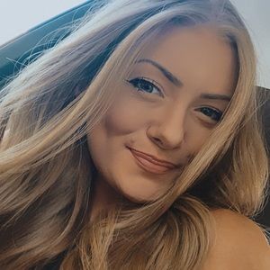 Meet your Posher, Caitlin